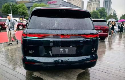 比亚迪全尺寸闪充旗舰SUV大唐EV上市 售价23.99万-30.99万元