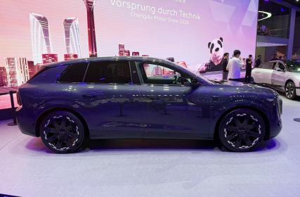 奥迪E7X先锋quattro热爱版上市 限时臻享价30.98万元